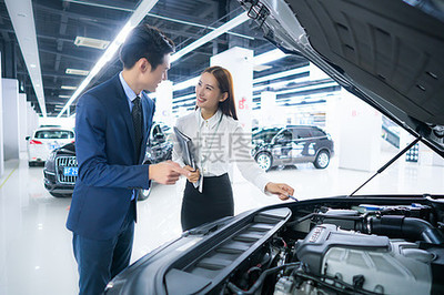 汽車(chē)銷售服務(wù)人員的專業(yè)介紹技巧