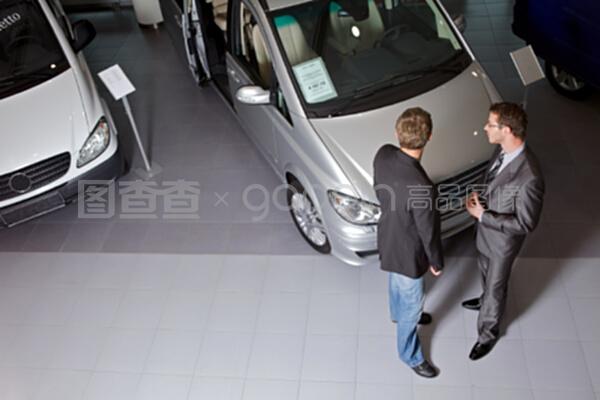 駕駛愉悅與個性展現(xiàn) 汽車銷售人員如何解讀車輛特點與裝飾用品