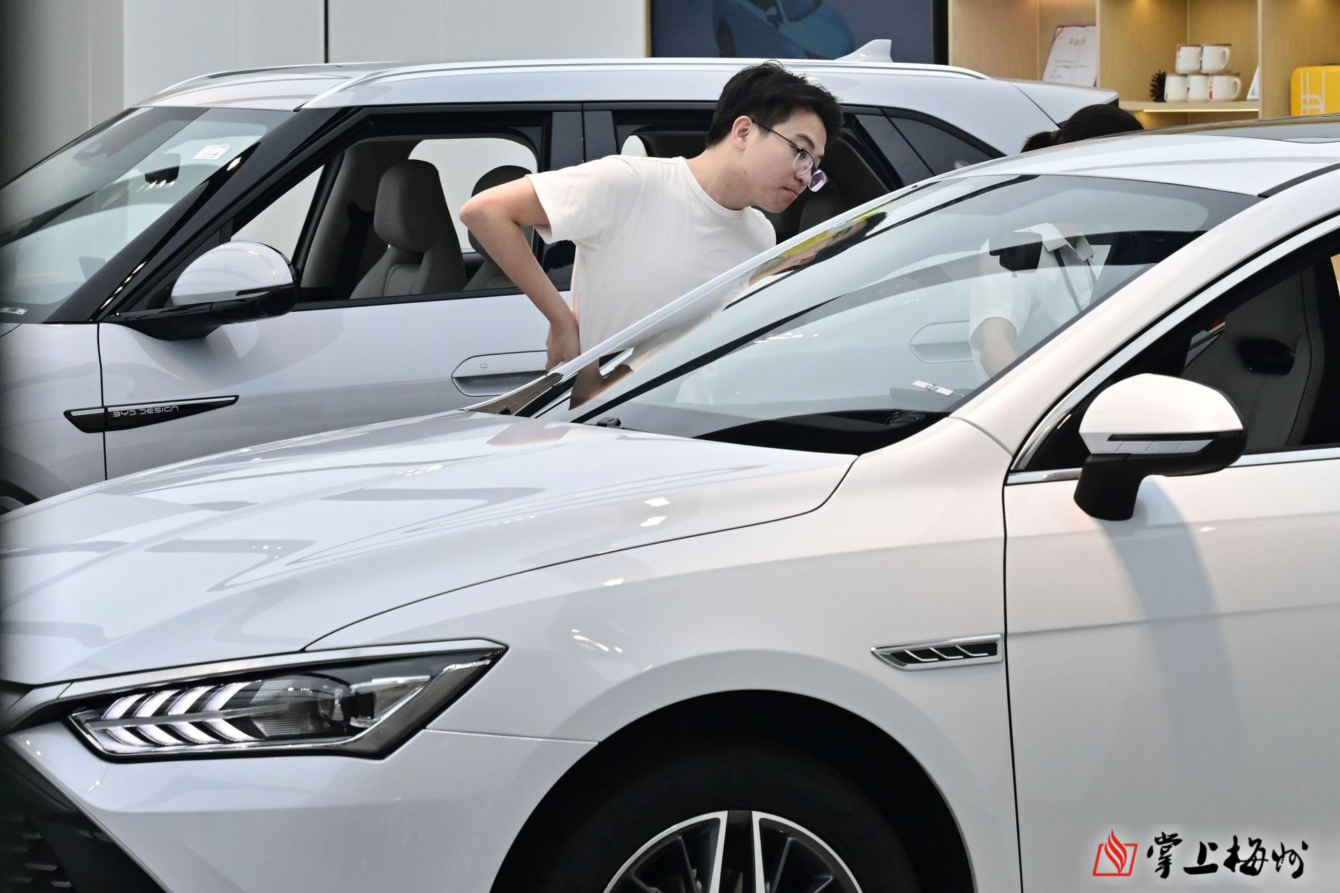 車(chē)企讓利足 銷售人氣旺!“五一”假期新能源汽車(chē)消費(fèi)市場(chǎng)迎來(lái)暖流 汽車(chē)裝飾用品銷售